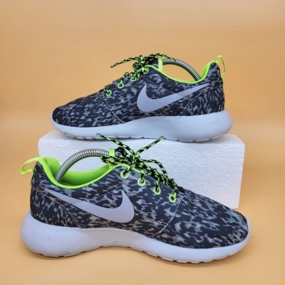 Nike Roshe Run Women's Gray Running Shoes Size 6.5 - Picture 4 of 7